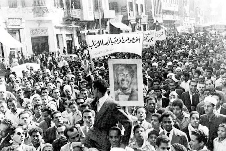 حشود المصريين يرفعون صور لومومبا حشود المصريين يرفعون صور لومومبا