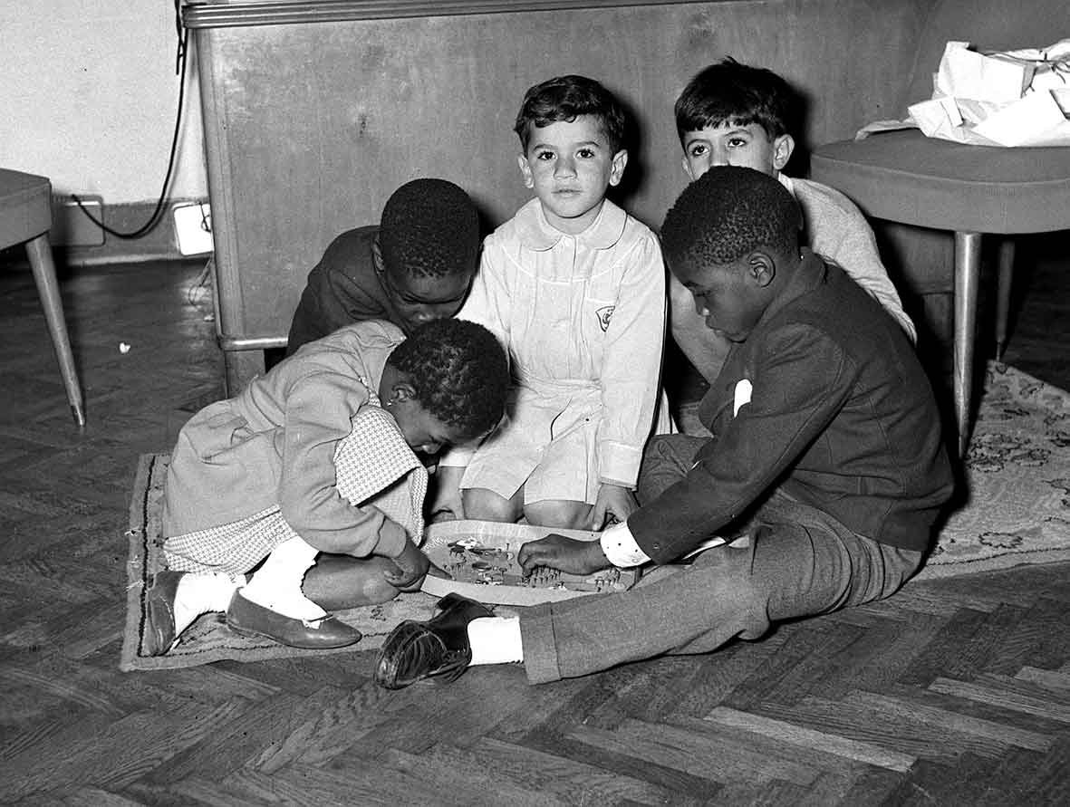 أطفال لومومبا برفقة أبناء الزعيم جمال عبدالناصر أطفال لومومبا برفقة أبناء الزعيم جمال عبدالناصر