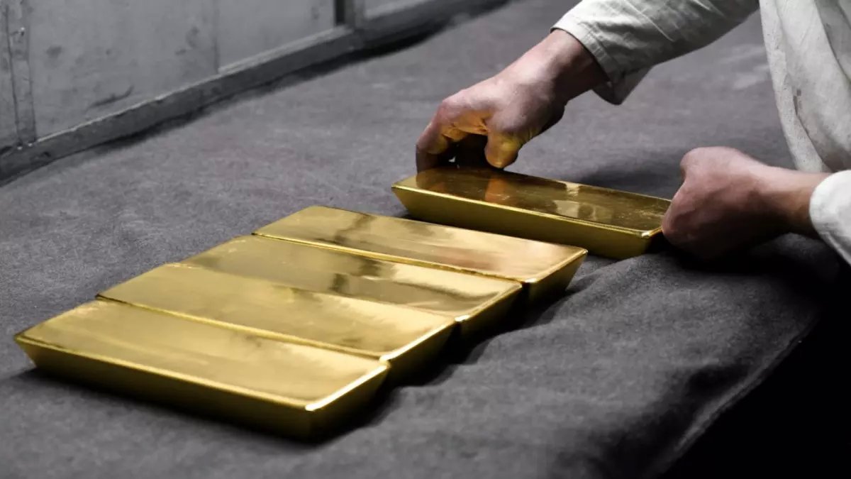 عاجل: الذهب ينهار 0.4% وسط صدمة الدولار... هل تخسر استثماراتك مع بيانات أمريكا المرتقبة؟