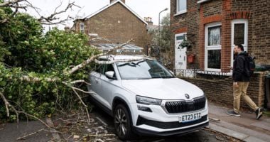 انقطاع الكهرباء عن أكثر من 64 ألف منزل فى المملكة المتحدة بسبب العاصفة جوريتى