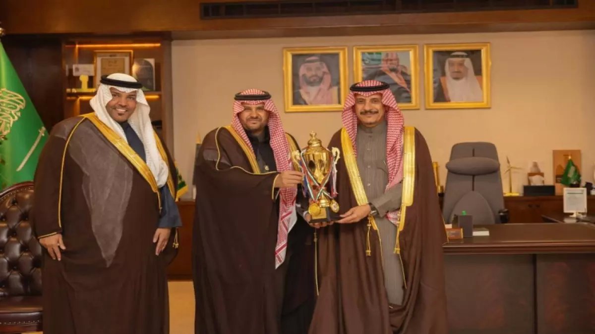 عاجل: الأمير عبد الرحمن بن عبد الله يكرم نجوم جامعة حفر الباطن الذين حققوا إنجازات عالمية مذهلة!