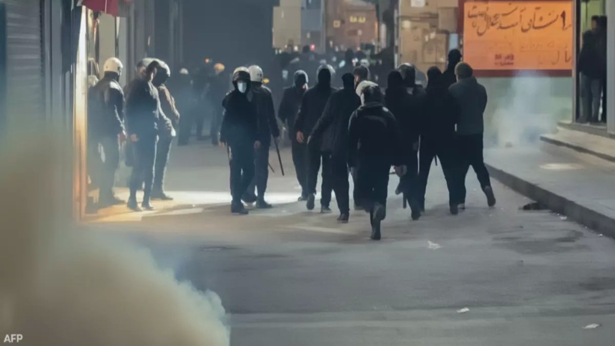 عاجل: ترامب يهدد بـ"الضرب الشديد" لإيران بعد قطع الإنترنت عن المتظاهرين... هل بدأت الحرب؟