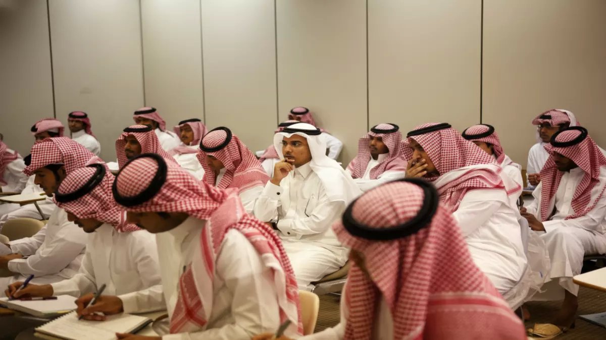 عاجل: مفارقة صادمة في سوق العمل السعودي… البطالة ترتفع والتوظيف ينمو بقوة!