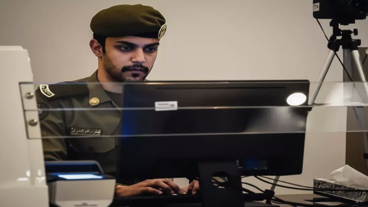 عاجل: السعودية تصدم 12 مليون مقيم بقرار ثوري… إلغاء التجديد السنوي نهائياً واستبداله بـ600 ريال فقط لـ5 سنوات!