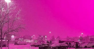 شاهد سماء برمنجهام تتحول للون الوردى تزامنا العاصفة جورتى.. اعرف السبب