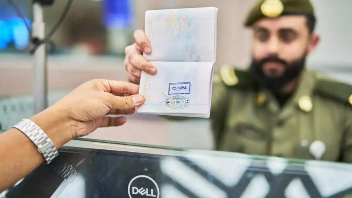 الجوازات السعودية تصدر قرار جديد بشأن تأشيرات الزيارة سيقلب حياة المقيمين رأساً على عقب!