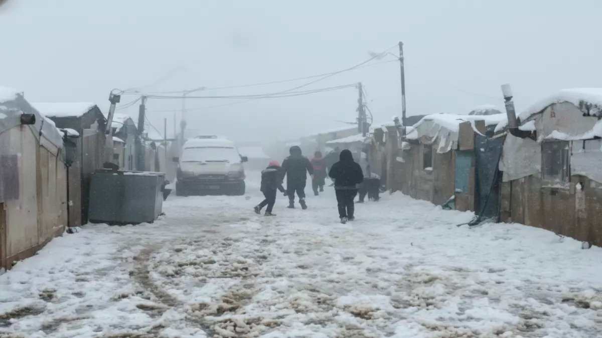 عاجل: عاصفة جليدية عنيفة تضرب العالم العربي… رياح 100 كم/ساعة وغرق 90% من الخيام بغزة!