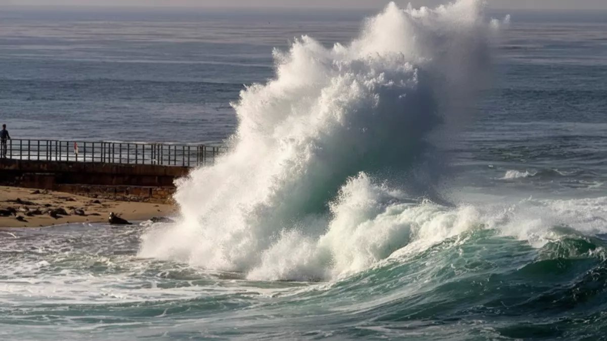 عاجل: الأرصاد تحذر من عاصفة قادمة... أمواج 4 أمتار تضرب السواحل وأمطار تغرق 3 محافظات!