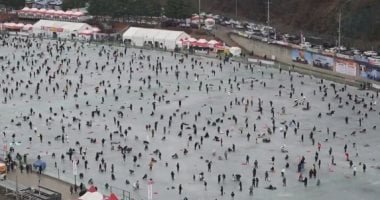 مهرجان صيد السمك على نهر متجمد فى كوريا الجنوبية يجذب آلاف الزوار.. صورة