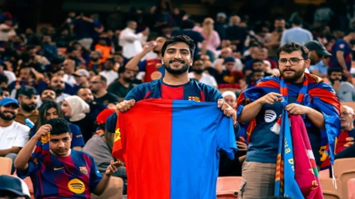 عاجل: جماهير برشلونة تفجر مفاجأة في جدة... "ننتظر ميسي ودوري الأبطال قادم لا محالة!"