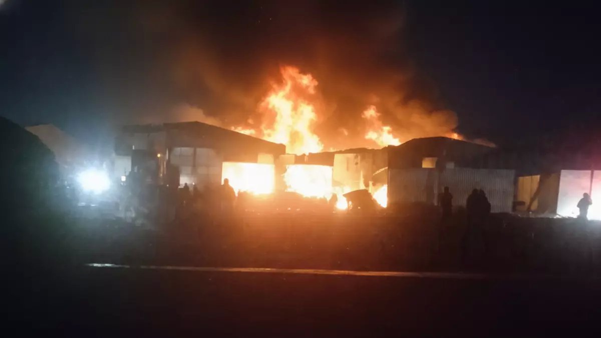 عاجل: حريق مرعب يلتهم 3 مخازن في الإسكندرية على مساحة 1000 متر... والسبب صادم!