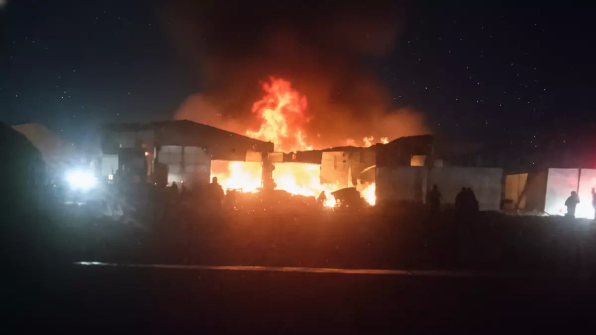 عاجل: حريق ضخم يلتهم 3 مخازن بالإسكندرية والحماية المدنية تخوض معركة شرسة لمنع الكارثة!