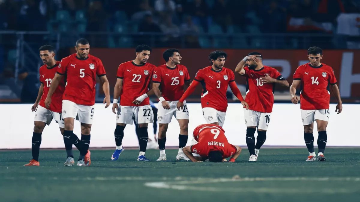 عاجل: نجم الأهلي السابق يفجر مفاجأة صادمة - "صلاح يحارب مدربه".. والجيل الحالي يدمر الذهبي!