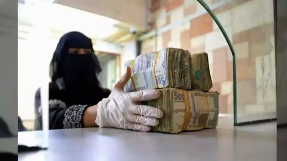 آلاف الأسر تنتظر هذه اللحظة كل شهر.. قوات العمالقة الجنوبية تكشف سر الراتب الذي يطعم أسرة كاملة