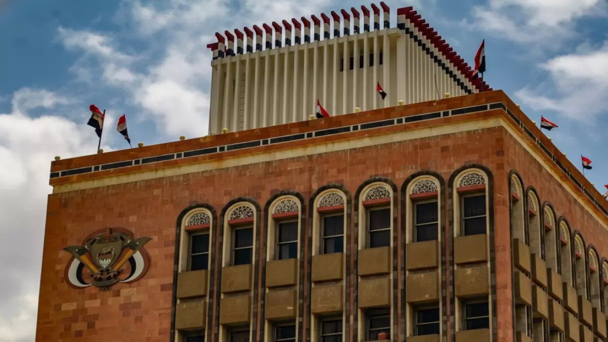 عاجل: البنك المركزي اليمني يفجر مفاجأة صاعقة.. أسعار صرف جديدة تقلب حياة الملايين!