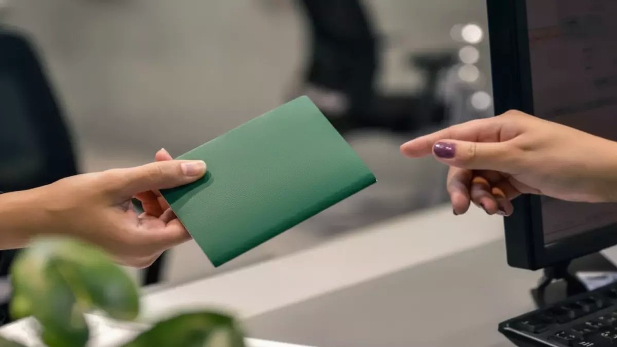 عاجل: صدمة في السعودية... منح جنسية لامرأة وتجريد رجل منها في نفس اليوم - القصة كاملة!