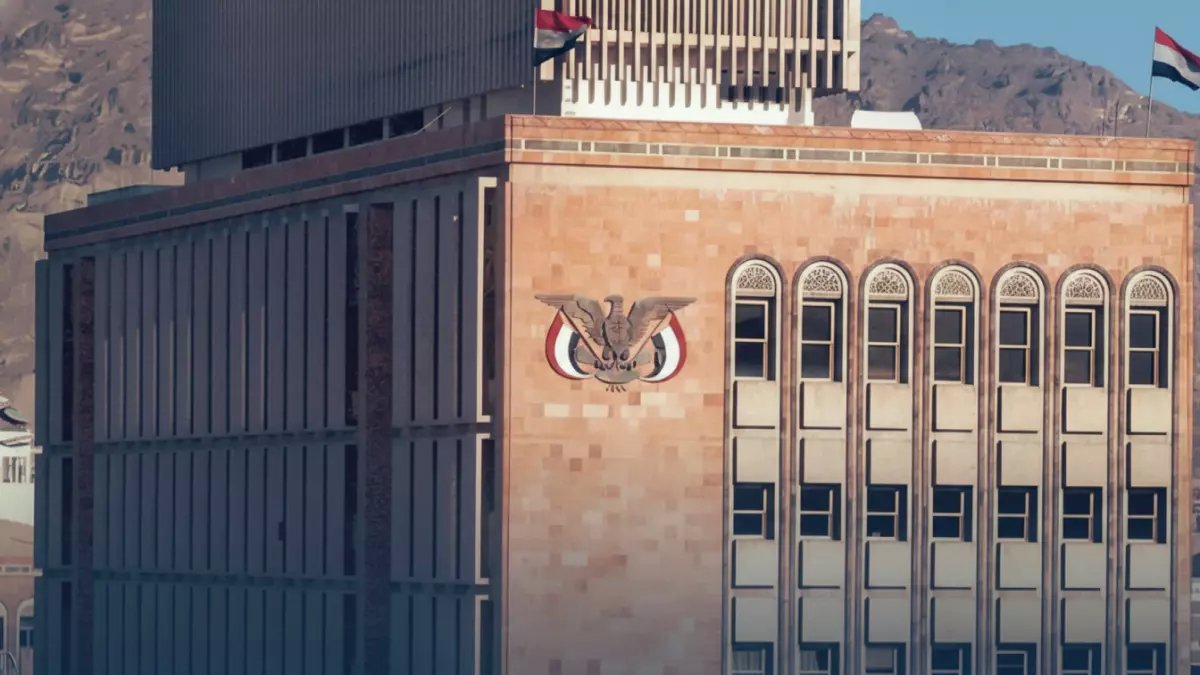 عاجل: البنك المركزي اليمني يتحدى الانهيار... ثبات صادم للدولار رغم الأزمة الخانقة!