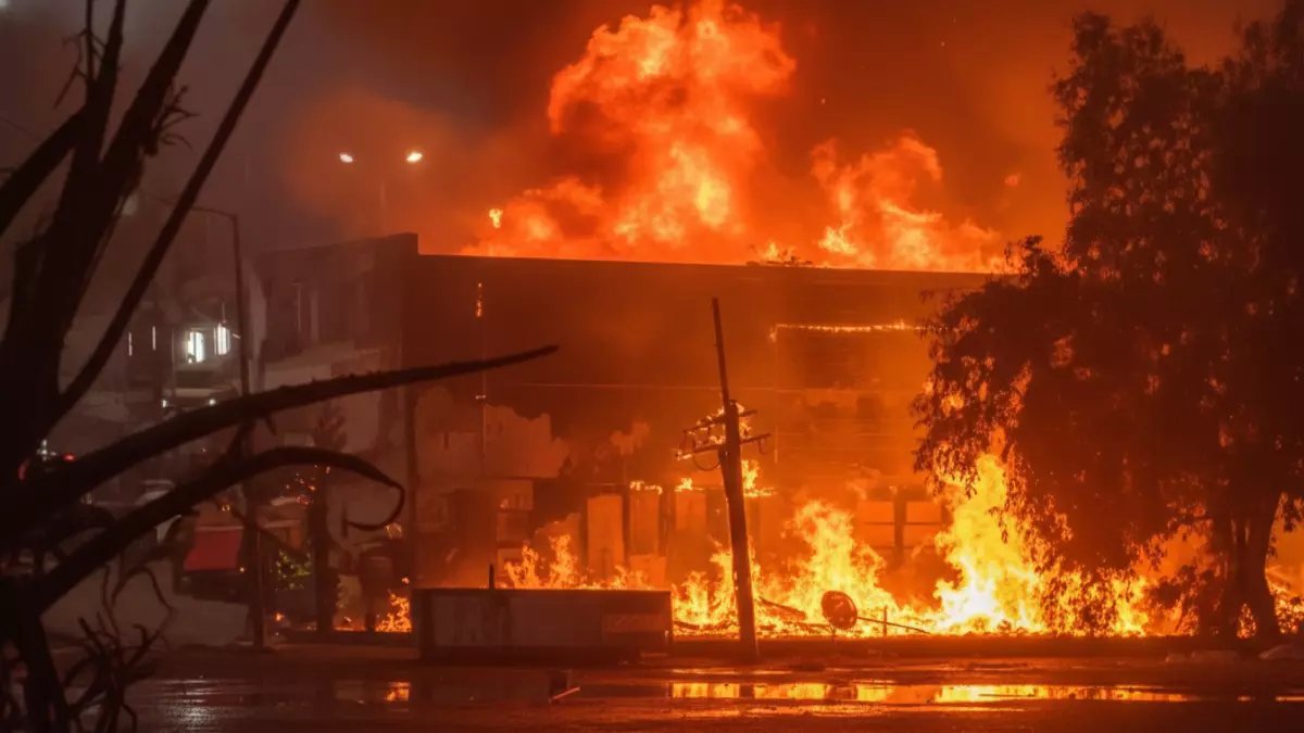 عاجل: حريق مرعب يلتهم حديقة المحلة الزراعية... 3 سيارات إطفاء تحارب اللهب!