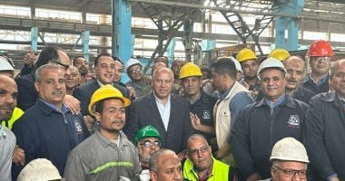 رئيس الوزراء يلتقط صورة تذكارية مع عمال مصنع مصر للألومنيوم