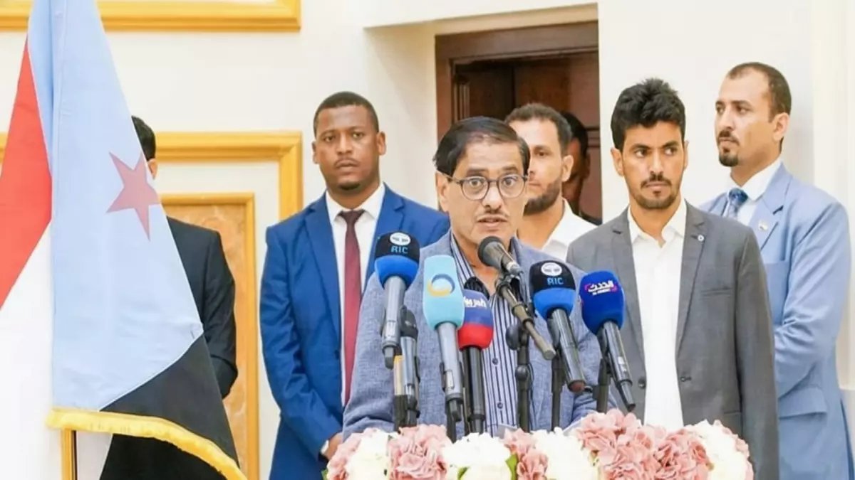 عاجل: مجلس القيادة اليمني يهاجم عضوه المحتجز بالإمارات... هل سيسقط عضويته كما حدث مع الزبيدي؟