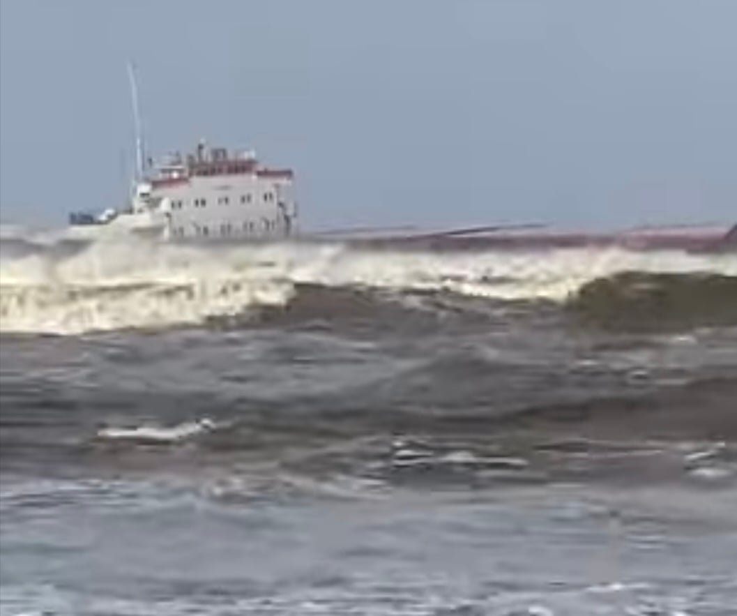 السفينة الجانحه