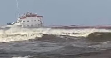 جنوح السفينة «FENER» على شاطئ بورسعيد بسبب ارتفاع الأمواج وشدة الرياح.. صور