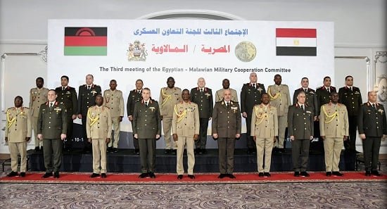 الفريق أحمد خليفة يلتقى قائد قوات الدفاع المالاوى