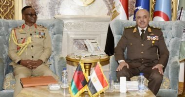 الفريق أحمد خليفة يلتقى قائد قوات الدفاع المالاوى.. صور