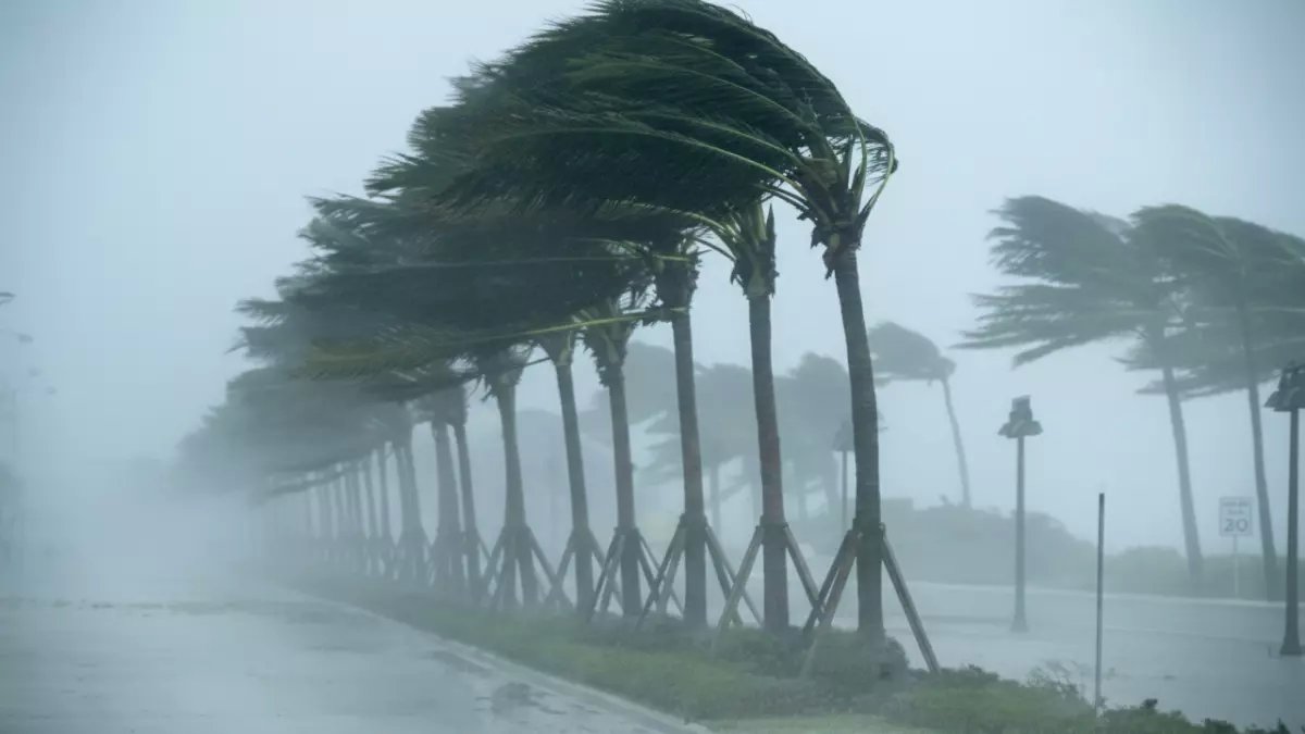 عاجل: عواصف ترابية مدمرة وانعدام رؤية تضرب 6 مناطق بالسعودية اليوم - المركز الوطني يحذر!