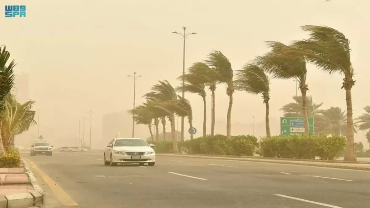 عاجل: عواصف ترابية مدمرة تضرب 9 مناطق بالمملكة وانعدام كامل للرؤية!