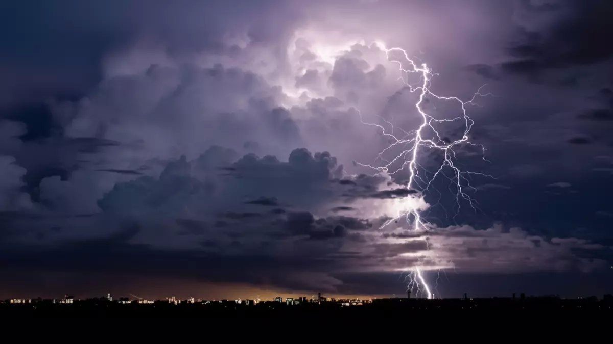 عاجل: عاصفة جوية شاملة تضرب 8 مناطق بالمملكة... أمطار رعدية وبرد وضباب كثيف يشل الحركة!