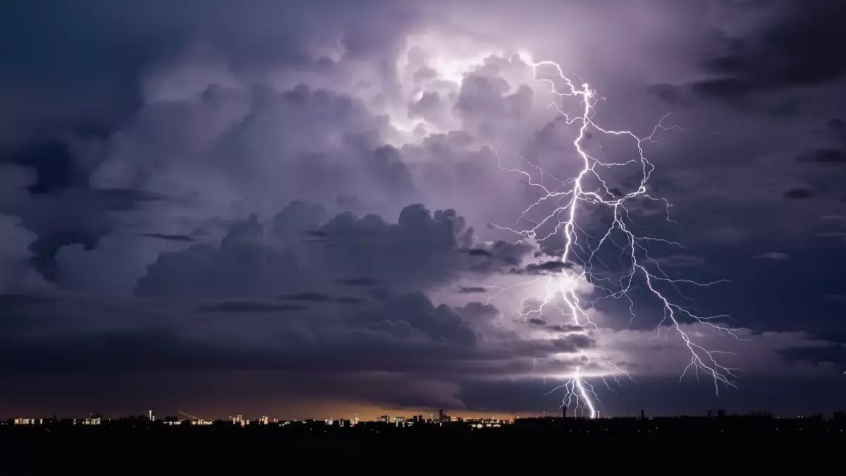 عاصفة لم تشهدها المملكة منذ أشهر تضرب ثلاث المناطق.. والأرصاد تكشف أرقاماً مفاجئة عن سرعة الرياح