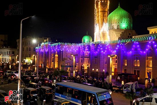 الزوار ينسجون الحكاية