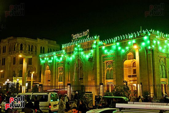 المسجد يتلألأ في الليل