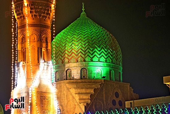 نور المسجد يسبق الزوار