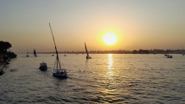 المراكب وقت غروب الشمس بمدينة الأقصر