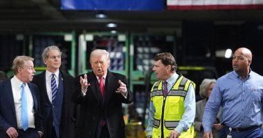 بسبب قضية إبستين.. ترامب يوجه إشارة بذيئة لعامل فى مصنع سيارات "فيديو"