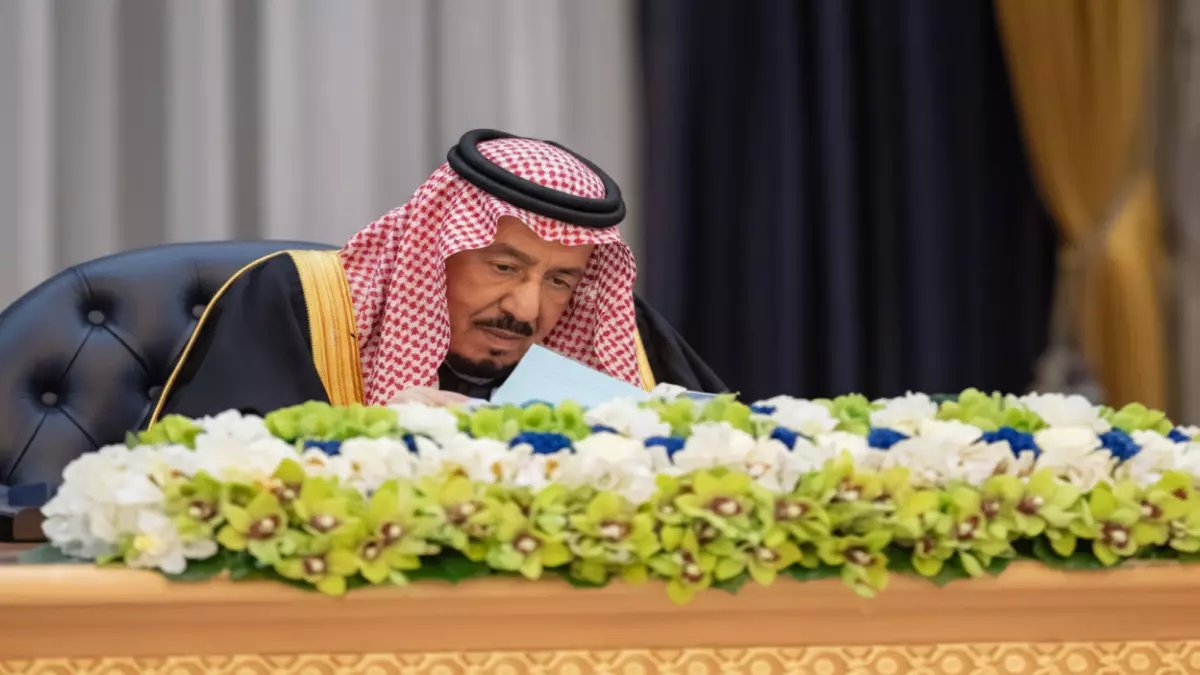 عاجل: الملك سلمان يعتمد 13 قراراً استراتيجياً لمكافحة الفساد والتعاون الدولي - تطورات مهمة!