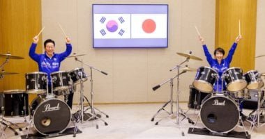 دبلوماسية على طبل وزمر.. شاهد رئيسة وزراء اليابان ورئيس كوريا الجنوبية يعزفان معا