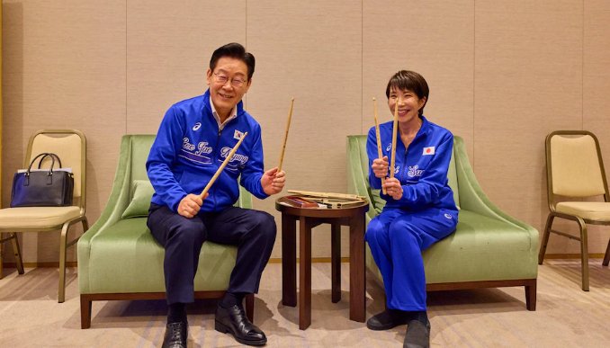 رئيسة وزراء اليابان والرئيس الكوري رئيسة وزراء اليابان والرئيس الكوري