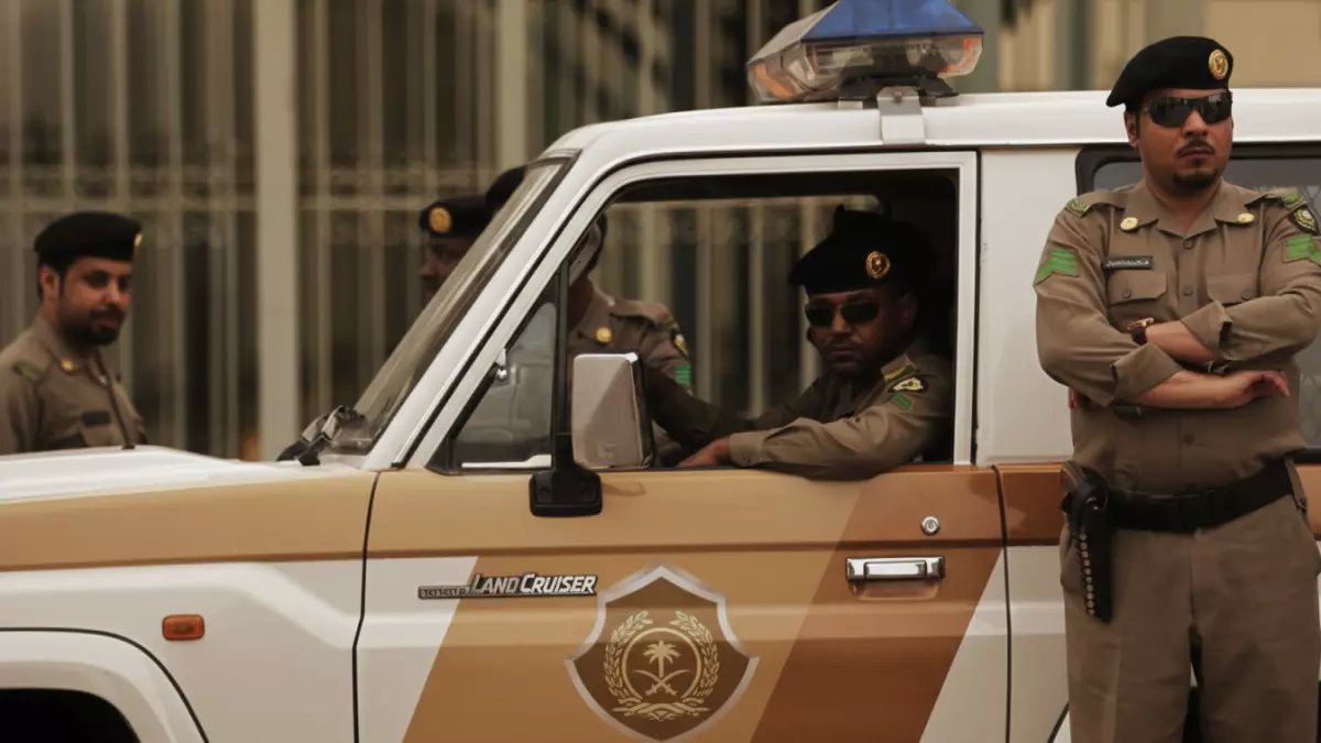 عاجل: السعودية تنفذ أكبر حملة ترحيل في تاريخها... 18 ألف مخالف خلال أسبوع واحد!