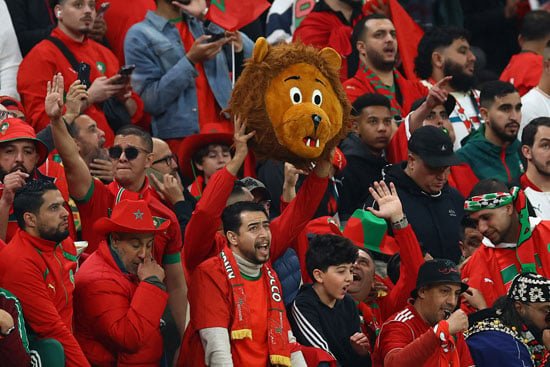 الجمهور المغربى يشعل الأجواء