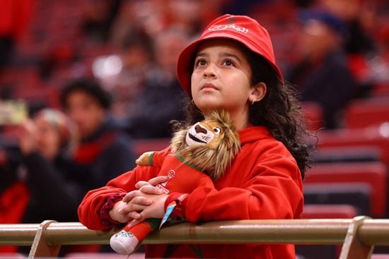 طفلة مغربية تساند المنتخب من ملعب المباارة طفلة مغربية تساند المنتخب من ملعب المباارة