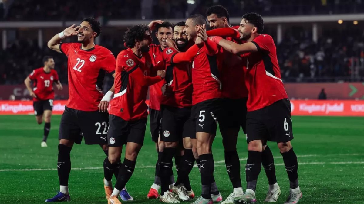 فضيحة تحكيمية صادمة: خبير دولي يكشف المؤامرة ضد مصر... الحكم نفسه الذي أخطأ عاد ليُخرج الفراعنة!