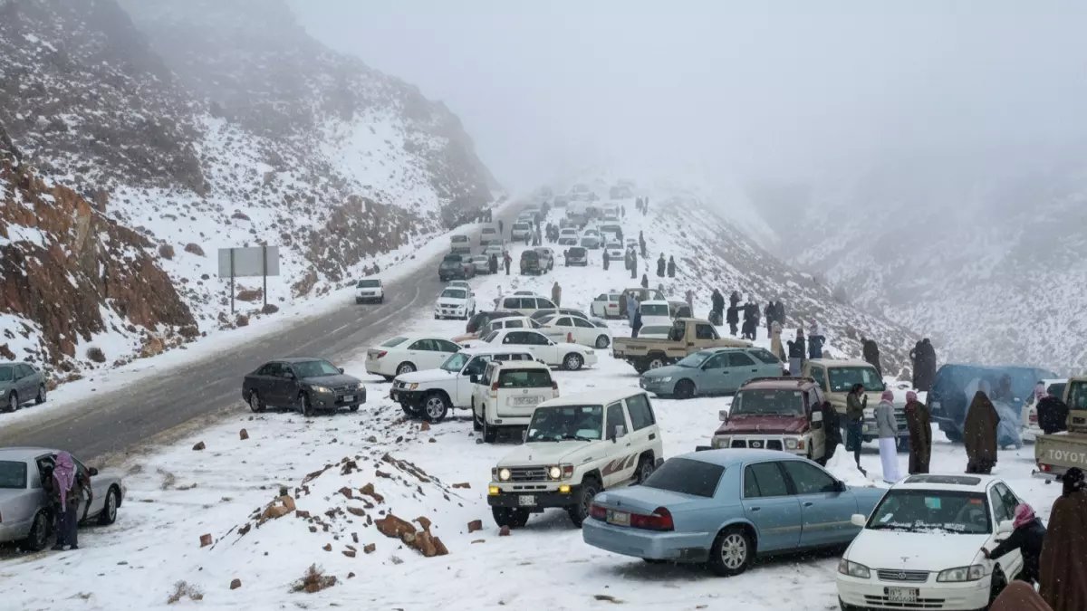 عاجل: موجة صقيع قطبية تضرب السعودية... درجات حرارة تحت الصفر وعواصف ترابية تشل الحركة!