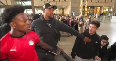 تيشيرت منتخب مصر يخطف الأنظار عالميًا.. واليوتيوبر سبيد يرتديه فى المتحف المصرى