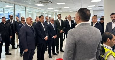 رئيس الوزراء يتفقد مركز التحكم بمحطة البحر الأحمر لتداول الحاويات