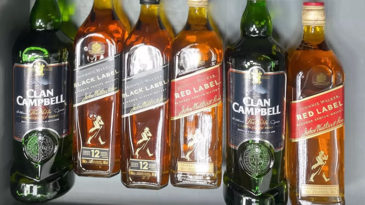 صادم: راكب مصري يخفي 10 زجاجات خمور بقيمة 900 ألف جنيه في حقائبه بمطار الأقصر!