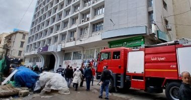 اندلاع حريق بالطابق الثامن بسنترال المنشية وسط الإسكندرية.. صور