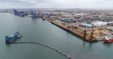 رويترز: شركة ميرسك للشحن البحرى تعود للعبور بالمجرى الملاحى لقناة السويس